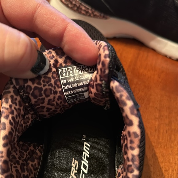 Woman’s size 8 Skechers "Skech-Air" tennis shoe, like new condition. - Picture 4 of 8